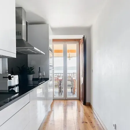 Breathtaking River-city View Two Private Terraces 3 Bedrooms And 3 Bathrooms 17th Century Building Bica Chiado District Lizbona