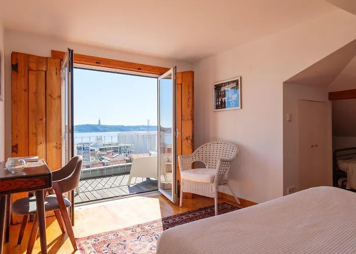 Lejlighed Breathtaking River-city View Two Private Terraces 3 Bedrooms And 3 Bathrooms 17th Century Building Bica Chiado District Lisboa