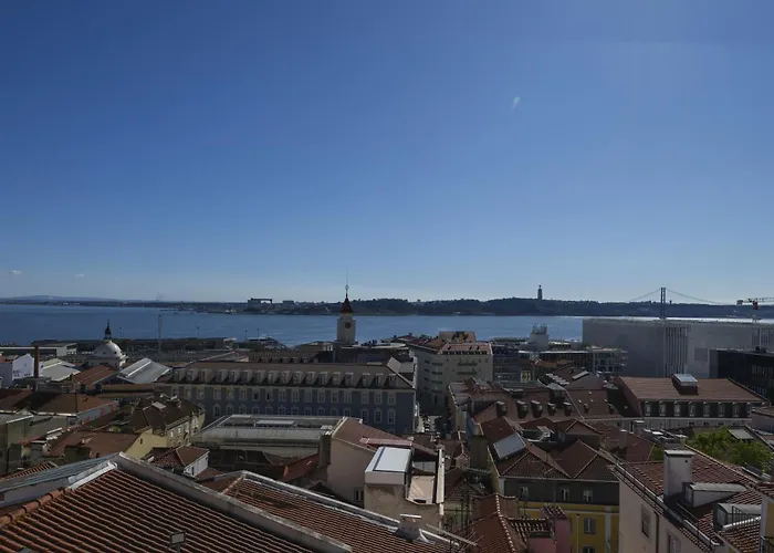 Breathtaking River-city View Two Private Terraces 3 Bedrooms And 3 Bathrooms 17th Century Building Bica Chiado District Lejlighed *