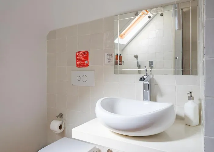Breathtaking River-city View Two Private Terraces 3 Bedrooms And 3 Bathrooms 17th Century Building Bica Chiado District *