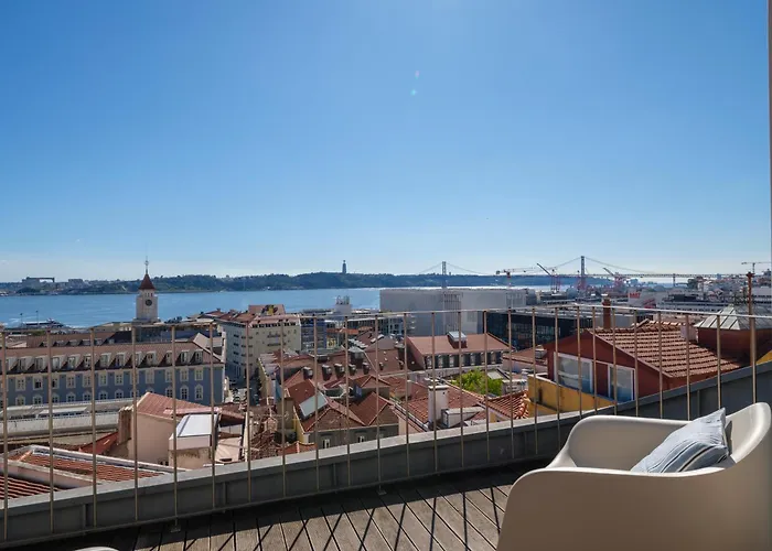 Breathtaking River-city View Two Private Terraces 3 Bedrooms And 3 Bathrooms 17th Century Building Bica Chiado District Lejlighed Lisboa