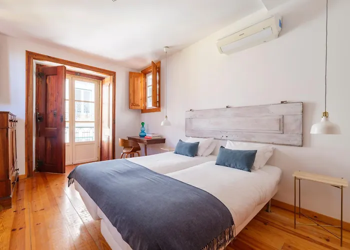 Breathtaking River-city View Two Private Terraces 3 Bedrooms And 3 Bathrooms 17th Century Building Bica Chiado District *