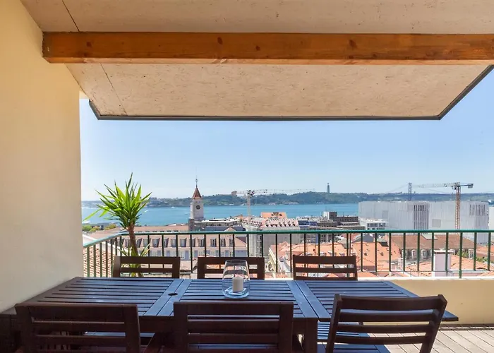 Apartment Breathtaking River-city View Two Private Terraces 3 Bedrooms And 3 Bathrooms 17th Century Building Bica Chiado District