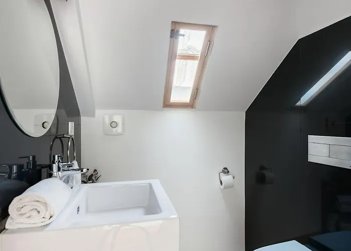 Apartment Breathtaking River-city View Two Private Terraces 3 Bedrooms And 3 Bathrooms 17th Century Building Bica Chiado District