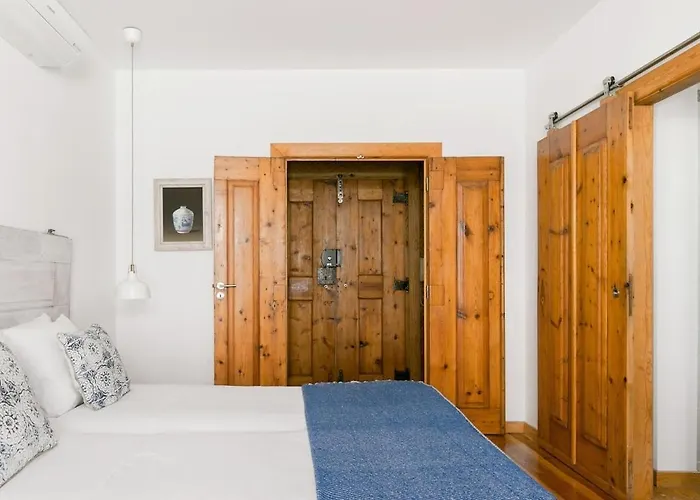 Breathtaking River-city View Two Private Terraces 3 Bedrooms And 3 Bathrooms 17th Century Building Bica Chiado District * Lissabon