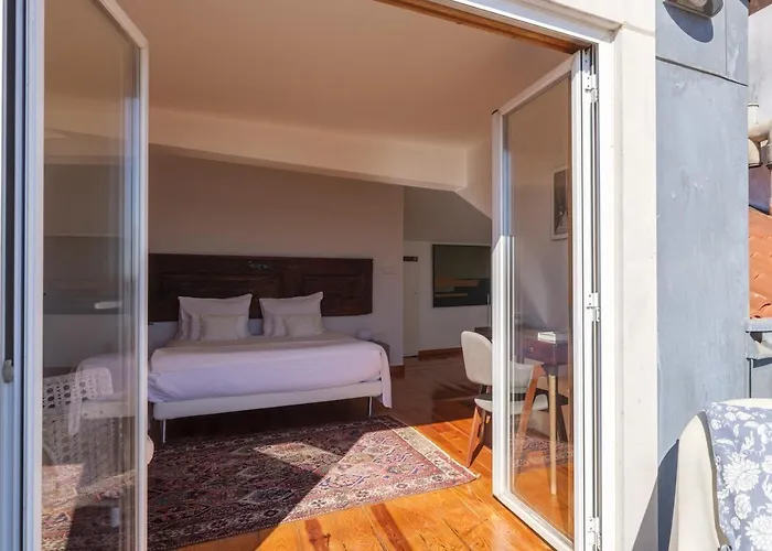 Apartment Breathtaking River-city View Two Private Terraces 3 Bedrooms And 3 Bathrooms 17th Century Building Bica Chiado District