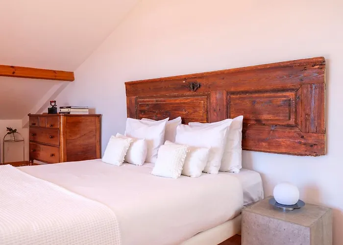 Apartment Breathtaking River-city View Two Private Terraces 3 Bedrooms And 3 Bathrooms 17th Century Building Bica Chiado District