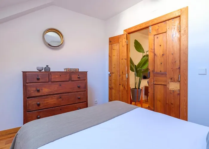 Apartment Breathtaking River-city View Two Private Terraces 3 Bedrooms And 3 Bathrooms 17th Century Building Bica Chiado District Lissabon