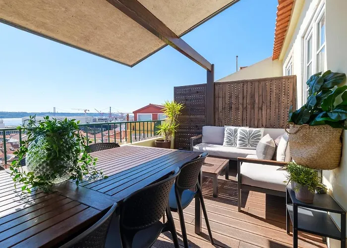 Breathtaking River-city View Two Private Terraces 3 Bedrooms And 3 Bathrooms 17th Century Building Bica Chiado District Apartment *