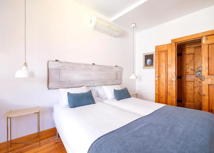 Breathtaking River-city View Two Private Terraces 3 Bedrooms And 3 Bathrooms 17th Century Building Bica Chiado District *