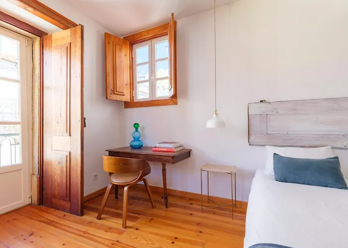 Breathtaking River-city View Two Private Terraces 3 Bedrooms And 3 Bathrooms 17th Century Building Bica Chiado District Lissabon