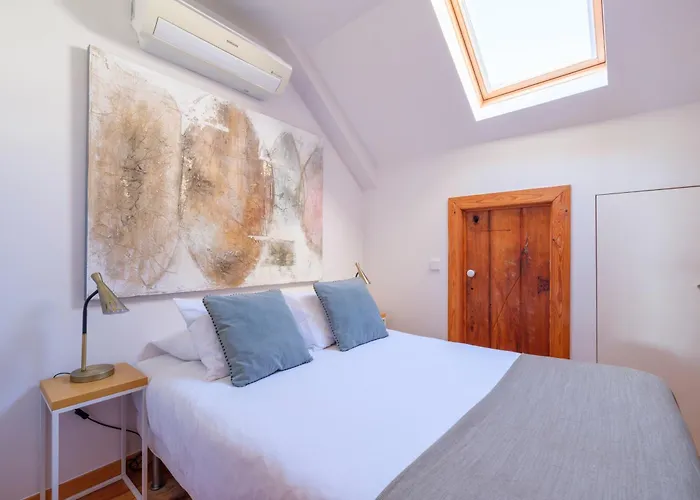 Breathtaking River-city View Two Private Terraces 3 Bedrooms And 3 Bathrooms 17th Century Building Bica Chiado District *