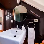 Breathtaking River-city View Two Private Terraces 3 Bedrooms And 3 Bathrooms 17th Century Building Bica Chiado District 公寓 *