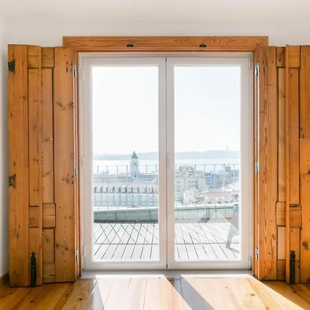 Breathtaking River-city View Two Private Terraces 3 Bedrooms And 3 Bathrooms 17th Century Building Bica Chiado District Appartement Lisboa