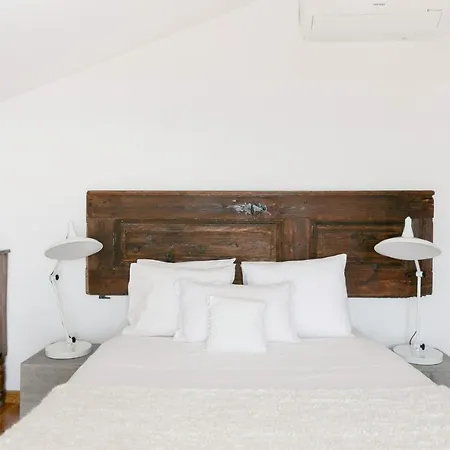 Breathtaking River-city View Two Private Terraces 3 Bedrooms And 3 Bathrooms 17th Century Building Bica Chiado District Appartement