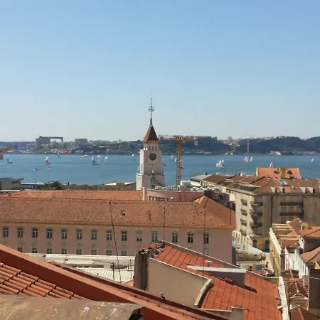 Appartement Breathtaking River-city View Two Private Terraces 3 Bedrooms And 3 Bathrooms 17th Century Building Bica Chiado District *