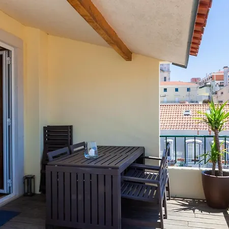 Breathtaking River-city View Two Private Terraces 3 Bedrooms And 3 Bathrooms 17th Century Building Bica Chiado District Appartement