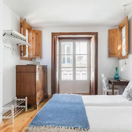 Breathtaking River-city View Two Private Terraces 3 Bedrooms And 3 Bathrooms 17th Century Building Bica Chiado District