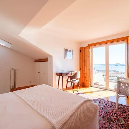 Breathtaking River-city View Two Private Terraces 3 Bedrooms And 3 Bathrooms 17th Century Building Bica Chiado District 公寓