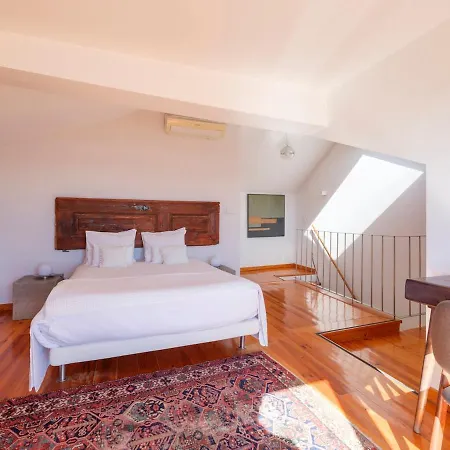 Breathtaking River-city View Two Private Terraces 3 Bedrooms And 3 Bathrooms 17th Century Building Bica Chiado District