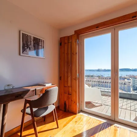 公寓 Breathtaking River-city View Two Private Terraces 3 Bedrooms And 3 Bathrooms 17th Century Building Bica Chiado District *