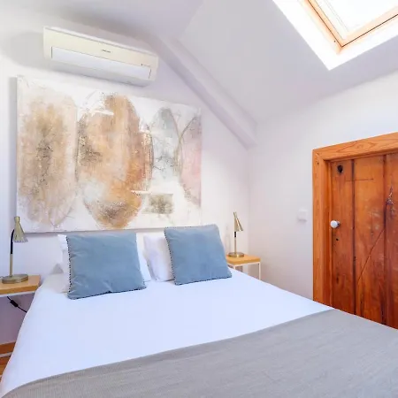 Breathtaking River-city View Two Private Terraces 3 Bedrooms And 3 Bathrooms 17th Century Building Bica Chiado District