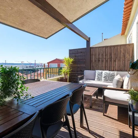 Breathtaking River-city View Two Private Terraces 3 Bedrooms And 3 Bathrooms 17th Century Building Bica Chiado District 公寓 *
