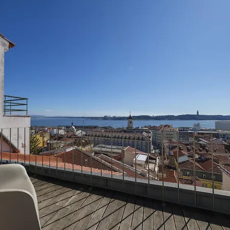 公寓 Breathtaking River-city View Two Private Terraces 3 Bedrooms And 3 Bathrooms 17th Century Building Bica Chiado District *