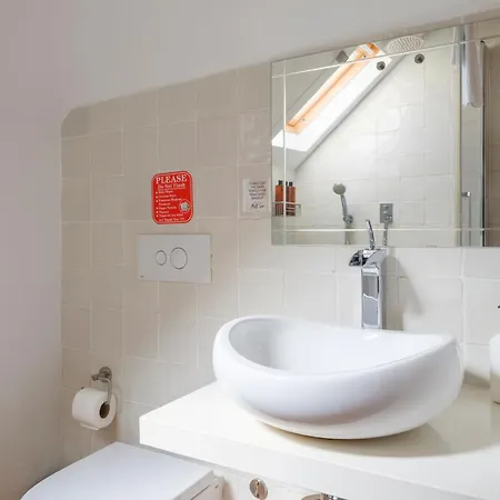 Breathtaking River-city View Two Private Terraces 3 Bedrooms And 3 Bathrooms 17th Century Building Bica Chiado District *