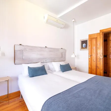 Breathtaking River-city View Two Private Terraces 3 Bedrooms And 3 Bathrooms 17th Century Building Bica Chiado District *