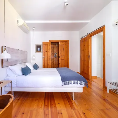 Breathtaking River-city View Two Private Terraces 3 Bedrooms And 3 Bathrooms 17th Century Building Bica Chiado District