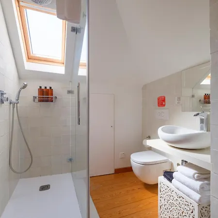 Breathtaking River-city View Two Private Terraces 3 Bedrooms And 3 Bathrooms 17th Century Building Bica Chiado District