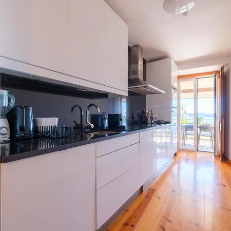 Breathtaking River-city View Two Private Terraces 3 Bedrooms And 3 Bathrooms 17th Century Building Bica Chiado District *