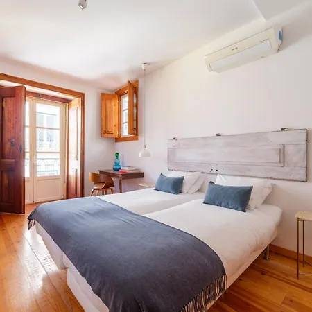 Breathtaking River-city View Two Private Terraces 3 Bedrooms And 3 Bathrooms 17th Century Building Bica Chiado District *