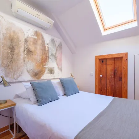 Breathtaking River-city View Two Private Terraces 3 Bedrooms And 3 Bathrooms 17th Century Building Bica Chiado District *