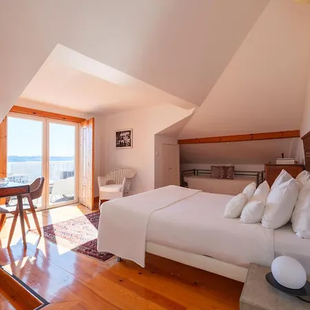 Breathtaking River-city View Two Private Terraces 3 Bedrooms And 3 Bathrooms 17th Century Building Bica Chiado District 公寓 Lisboa