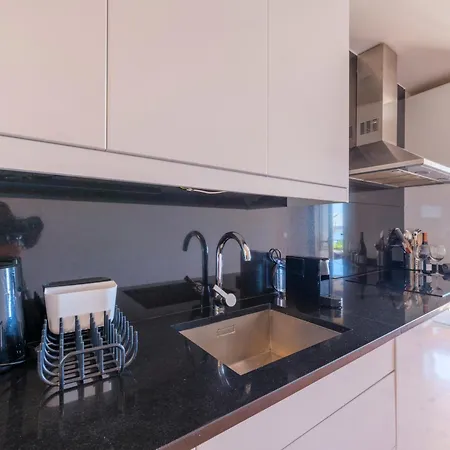 Breathtaking River-city View Two Private Terraces 3 Bedrooms And 3 Bathrooms 17th Century Building Bica Chiado District 公寓 *