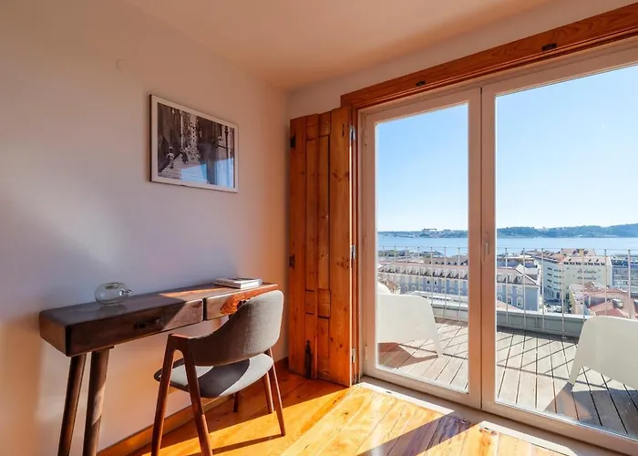 Διαμέρισμα Breathtaking River-city View Two Private Terraces 3 Bedrooms And 3 Bathrooms 17th Century Building Bica Chiado District *
