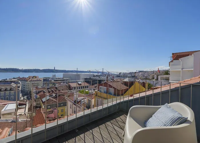 Breathtaking River-city View Two Private Terraces 3 Bedrooms And 3 Bathrooms 17th Century Building Bica Chiado District Διαμέρισμα