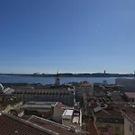 Breathtaking River-city View Two Private Terraces 3 Bedrooms And 3 Bathrooms 17th Century Building Bica Chiado District Lägenhet *