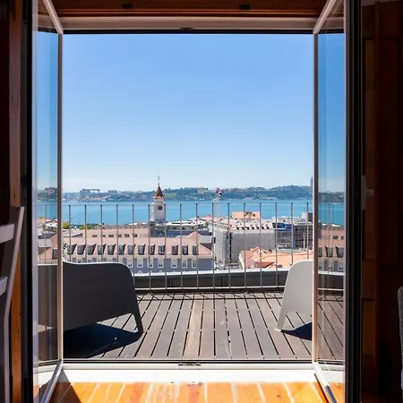 Breathtaking River-city View Two Private Terraces 3 Bedrooms And 3 Bathrooms 17th Century Building Bica Chiado District