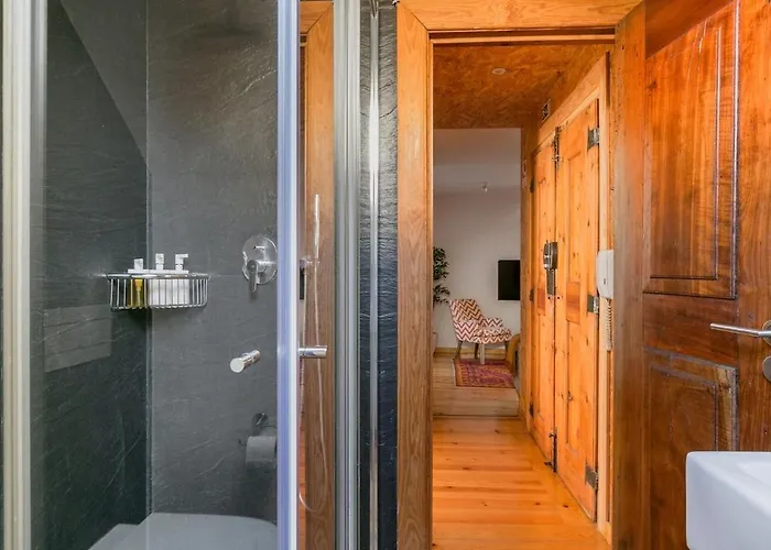 Breathtaking River-city View Two Private Terraces 3 Bedrooms&3 Bathrooms 17th Century Building Bica Chiado District Apartamento Lisboa