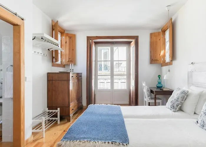 Breathtaking River-city View Two Private Terraces 3 Bedrooms&3 Bathrooms 17th Century Building Bica Chiado District