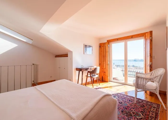 Breathtaking River-city View Two Private Terraces 3 Bedrooms&3 Bathrooms 17th Century Building Bica Chiado District Apartamento
