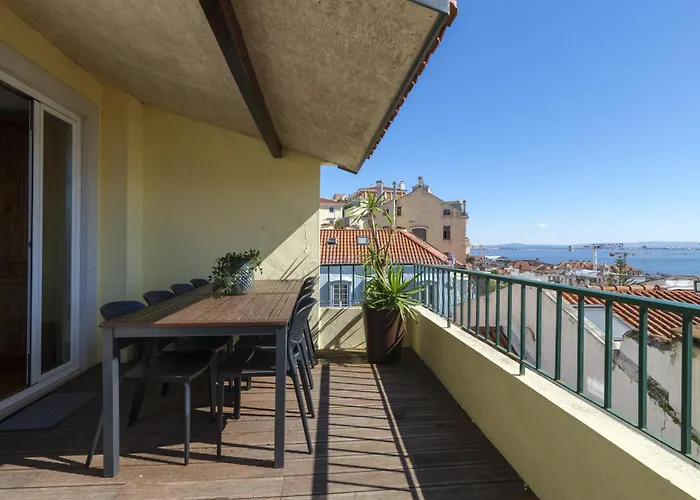 Breathtaking River-city View Two Private Terraces 3 Bedrooms&3 Bathrooms 17th Century Building Bica Chiado District *