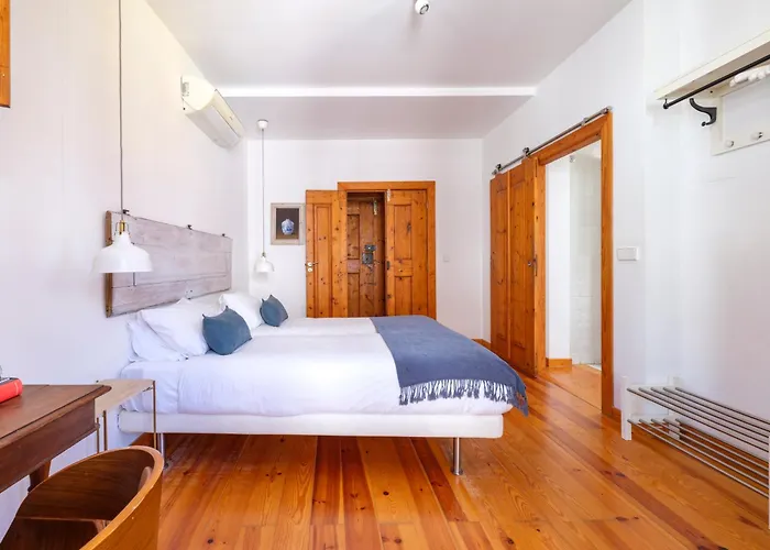 Breathtaking River-city View Two Private Terraces 3 Bedrooms&3 Bathrooms 17th Century Building Bica Chiado District