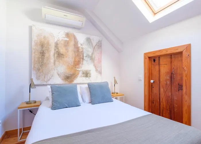 Breathtaking River-city View Two Private Terraces 3 Bedrooms&3 Bathrooms 17th Century Building Bica Chiado District *