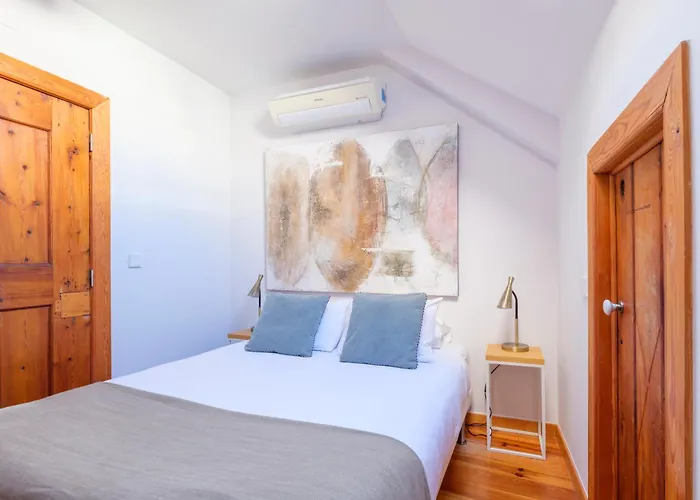 Breathtaking River-city View Two Private Terraces 3 Bedrooms&3 Bathrooms 17th Century Building Bica Chiado District Apartamento Lisboa