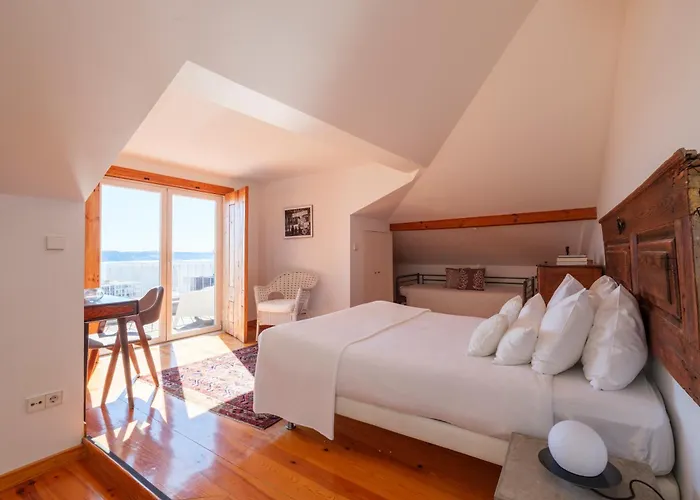 Breathtaking River-city View Two Private Terraces 3 Bedrooms&3 Bathrooms 17th Century Building Bica Chiado District Apartamento Lisboa