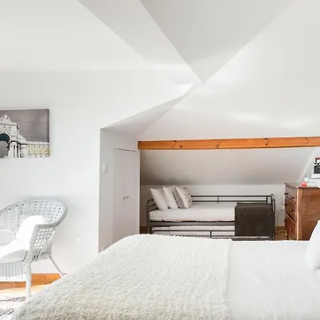 Daire Breathtaking River-city View Two Private Terraces 3 Bedrooms And 3 Bathrooms 17th Century Building Bica Chiado District *